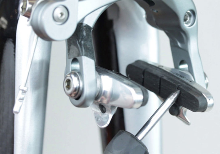 Čistenie a nastavenie brzdových špalíkov  na cestnom bicykli