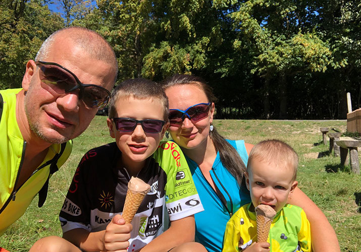 Família na kolesách