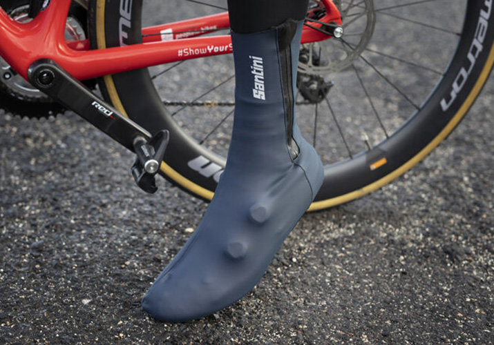 Návleky na tretry na zimnú bikovačku.