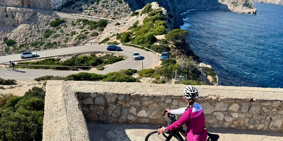 Februárové serpentíny a modré zátoky - Mallorca na bicykli>